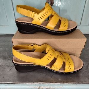 Clarks Collection 11M Womens Yellow Leather Lexi Qwin Strappy Comfort Sandals